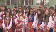 Абитуриенти се сбогуваха с училището си в народни носии и под съпровода на гайди - Videoclip.bg