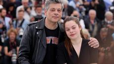 Qui est Anna Biolay, la fille de Benjamin Biolay et Chiara Mastroianni ? - Videoclip.bg