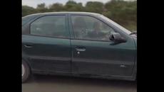 Дете шофира със 120 кмч по магистрала Тракия в скута на баща си (ВИДЕО) - Videoclip.bg