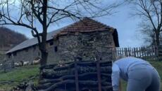 Devojka peca drva za zimu - Videoclip.bg