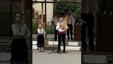 БОРИСЛАВ БОРИСОВ И ВИКТОРИЯ ВАСКОВА - ДАЙКА ФЛОАРЕ - Videoclip.bg