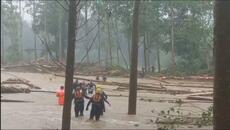 Турската брегова охрана е спасила 2 българчета, отнесени в надуваема лодка от силното течение - Videoclip.bg