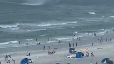 Footage captures waterspout ripping through crowded beach - Ню Йорк е под вода 30.09.2023 г. - Videoclip.bg
