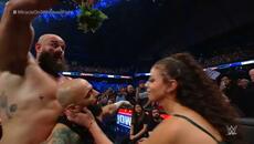 Braun Strowman enlists the help of mistletoe and ring announcer Samantha Irvin to revive Ricochet - Videoclip.bg