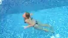 Йоана плува под вода[via torchbrowser.com] - Videoclip.bg