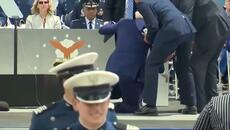 Президентът на САЩ Байдън отново падна на подиума пред хилядна публика. Горкият човек, защо го мъчат - Videoclip.bg