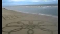 Робот художник рисува на плажа / Robot artist draws giant sketch on the beach - Videoclip.bg