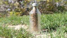 Brothers Find Man Who Threw Bottle with Message in River in 1976 - Videoclip.bg