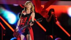 Taylor Swift- Red Live at the CMAs (red Taylor Swift electric guitar performance) - Videoclip.bg