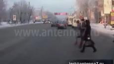 Бързата реакция на пешеходец го спасява от фатален удар на връхлитаща го кола ! - Videoclip.bg