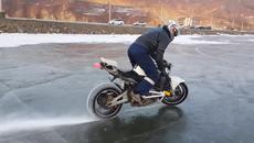 Мотор с шипове на гумите burnout на лед - Videoclip.bg