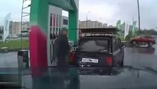 Лудо изпълнение на руска бензиностанция - Videoclip.bg