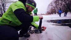 Руснаци скачат в дупка с ледена вода - Videoclip.bg