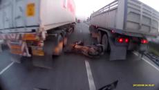 Невероятно видео! Мъж на скутер се разминава на косъм между два камиона - Videoclip.bg