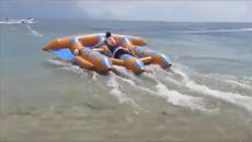 Пич лети върху надуваема лодка Like A Boss - Videoclip.bg