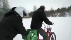 Мотопед превзема снежни преспи (Много Смях) - Videoclip.bg