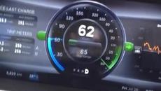 Зареждане на електромобил Tesla Model S при дърпане от камион - Videoclip.bg